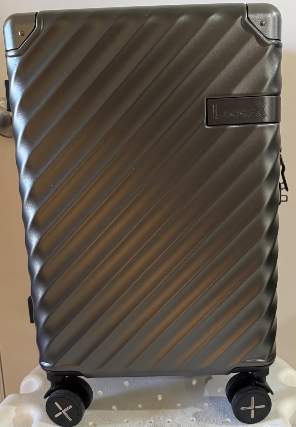 LUGGEX 28 Inch Checked Luggage with Spinner Wheels, Charcoal Metallic customer photo 2
