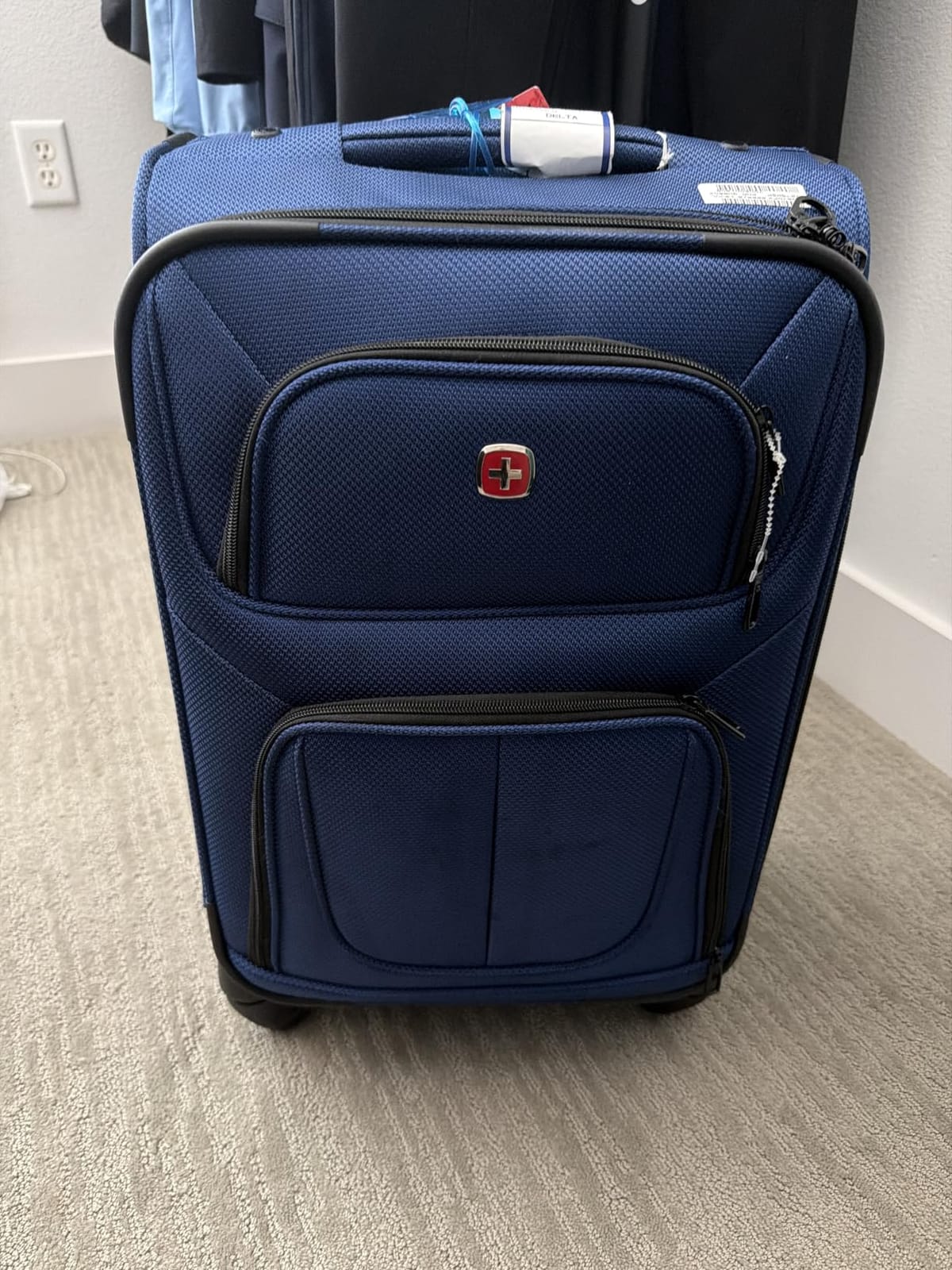 SwissGear Sion Softside Expandable Spinner Luggage Durable Lightweight Travel Suitcase, Evergreen, Carry-On customer photo 2