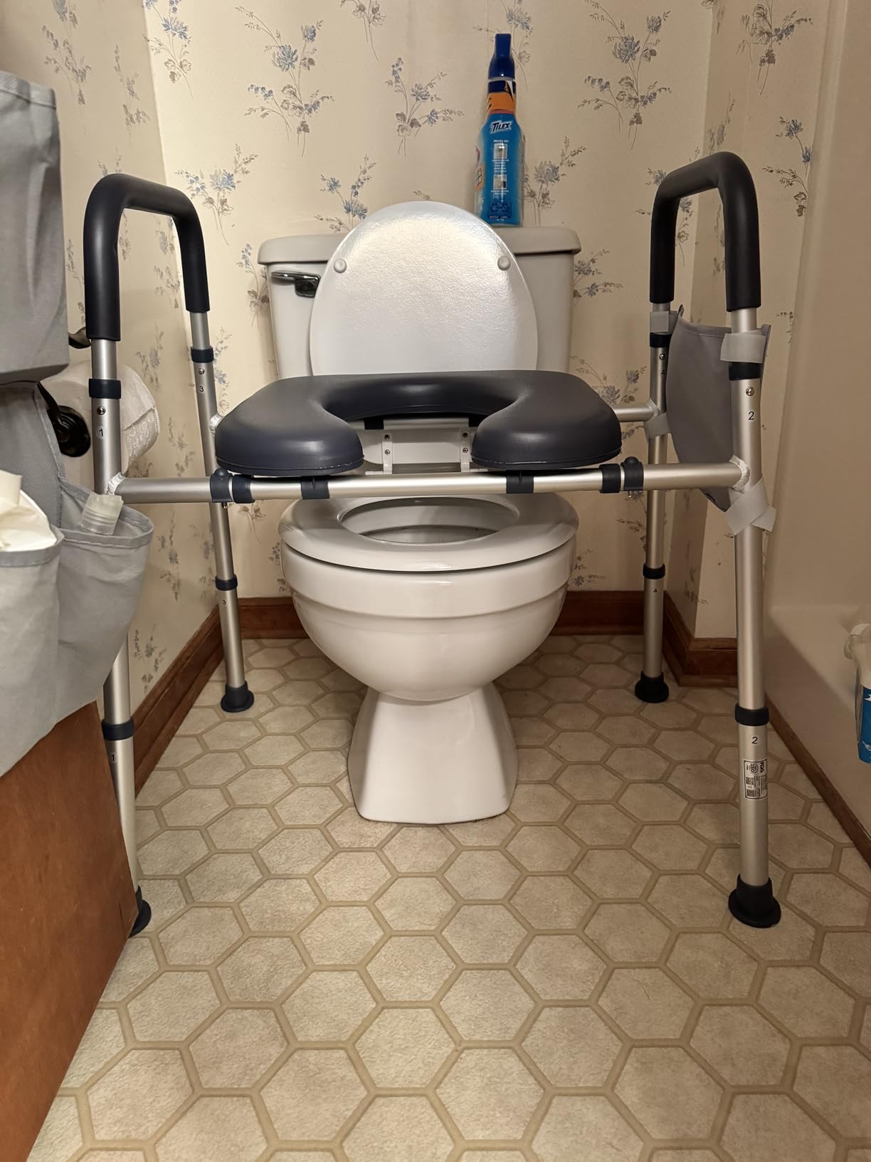 HOMLAND Toilet Seat Risers for Seniors, Raised Toilet Seat with Handles customer photo 2