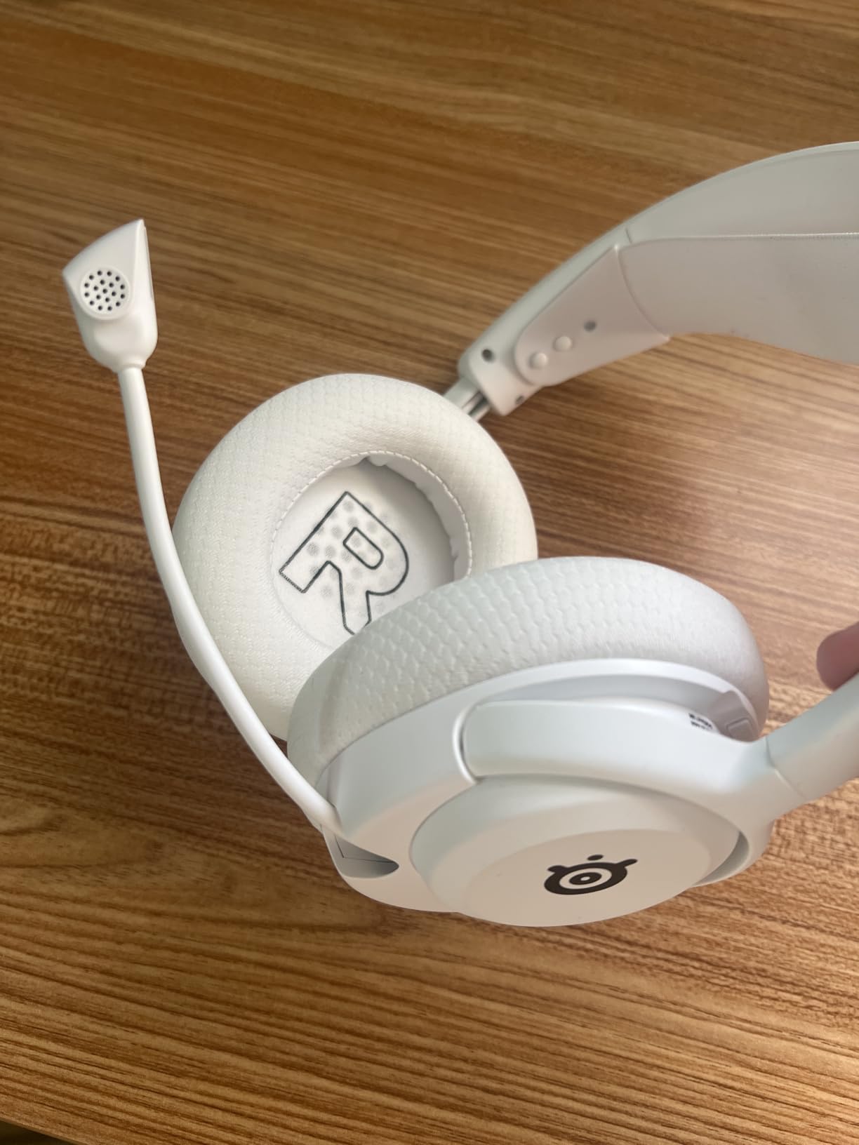 SteelSeries Arctis Nova 5P Wireless Multi-System Gaming Headset — White — Neodymium Magnetic Drivers — 100+ Audio Presets — 60 HR Battery — 2.4GHz or BT — Gen2.X Mic — PS5, PS4, PC, Switch, Mobile customer photo 2