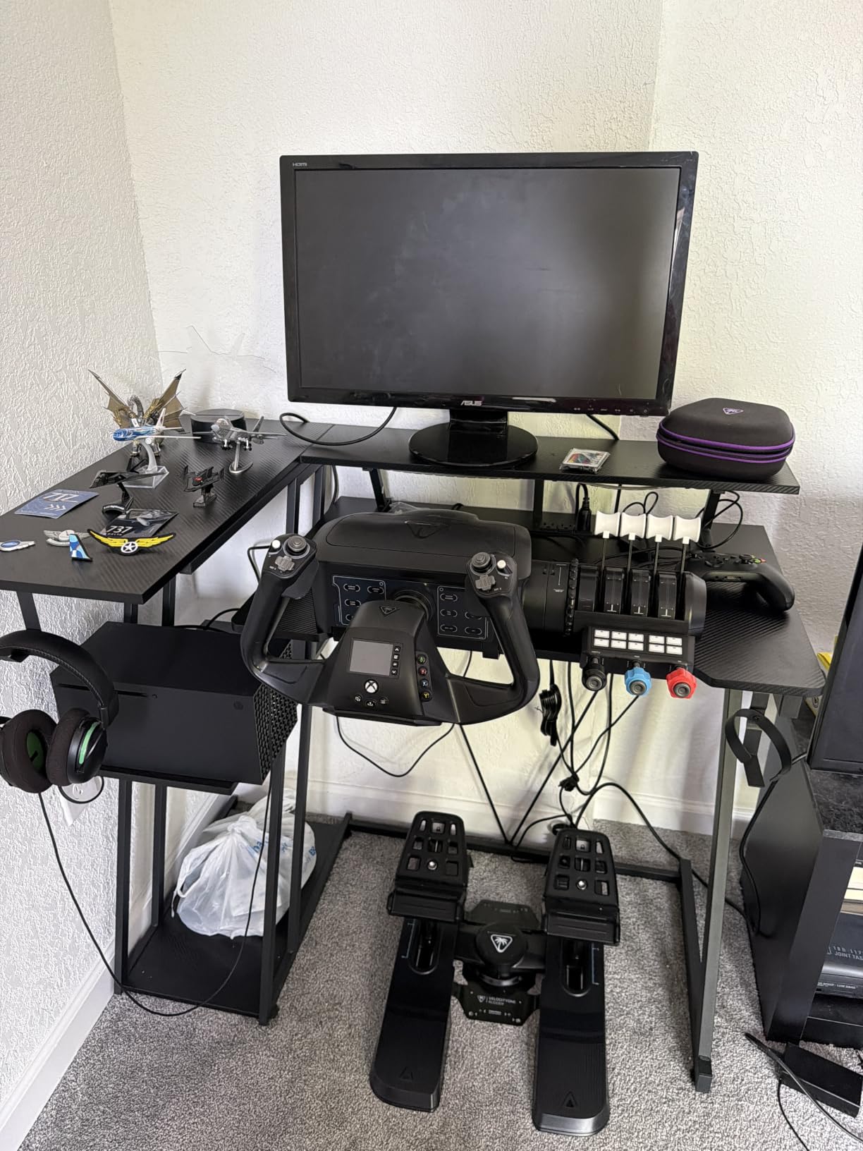 Korfile 40 Inch Gaming Desk with Power Outlet, LED, Carbon Fiber Black customer photo 1