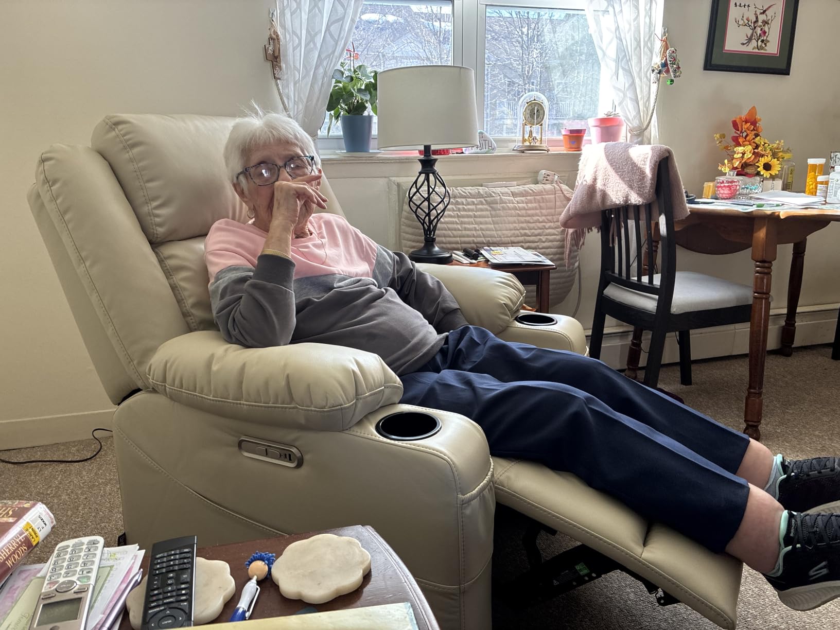EONIX Zero Clearance Wall Hugger Power Recliner for Small Spaces, White customer photo 2