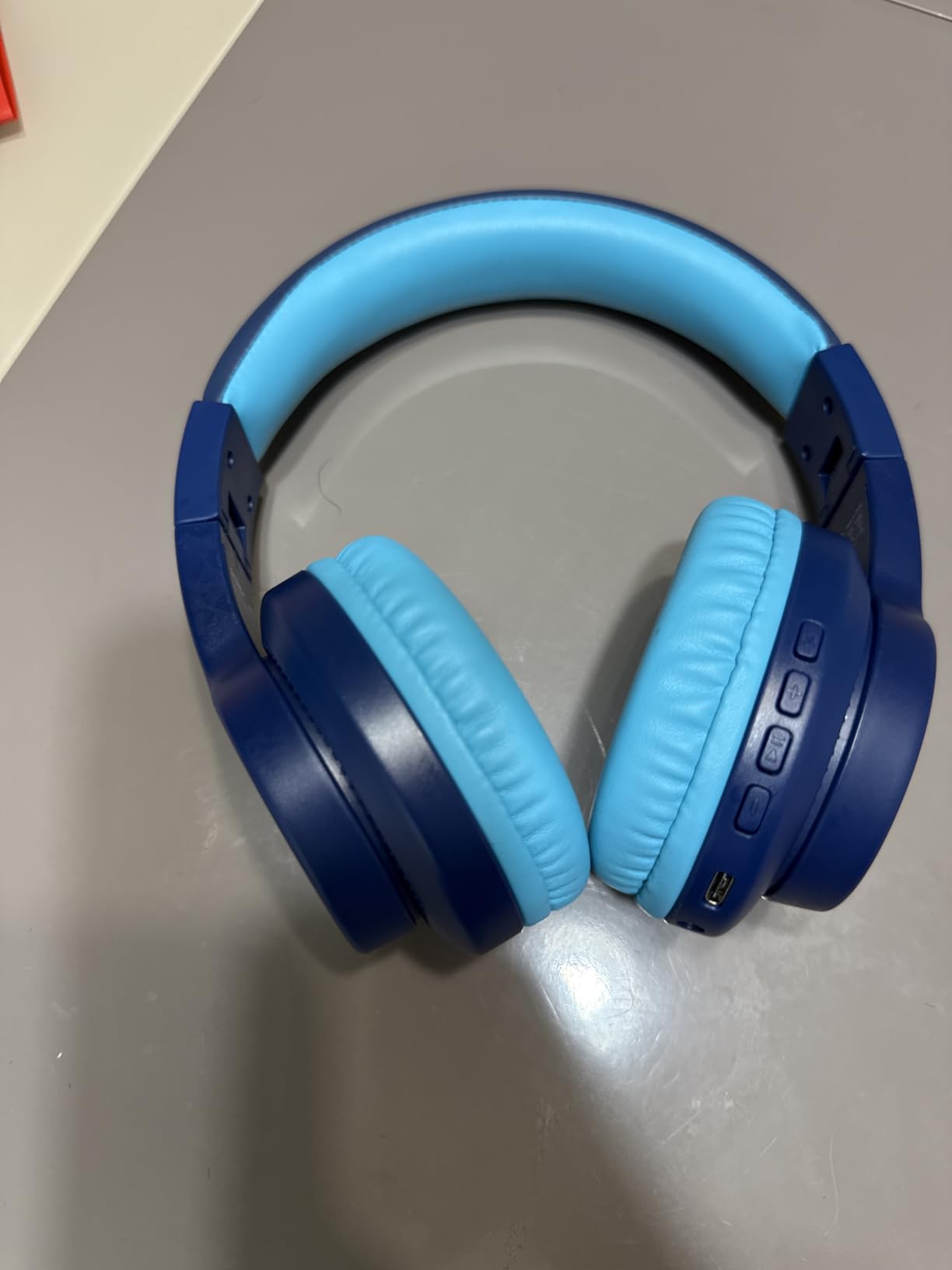 seenda JCH-01 Kids Bluetooth Headphones, 85/94dB, 3 Light Modes,Black&Red customer photo 1